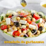 Ensalada de garbanzos fácil y mediterránea